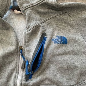 The North Face Men’s Quarter Zip - Size Medium